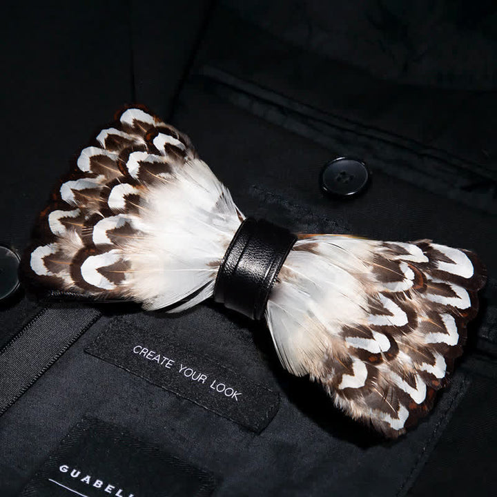 Papillon con piume Wilderness bianco e marrone con spilla da bavero - image 1