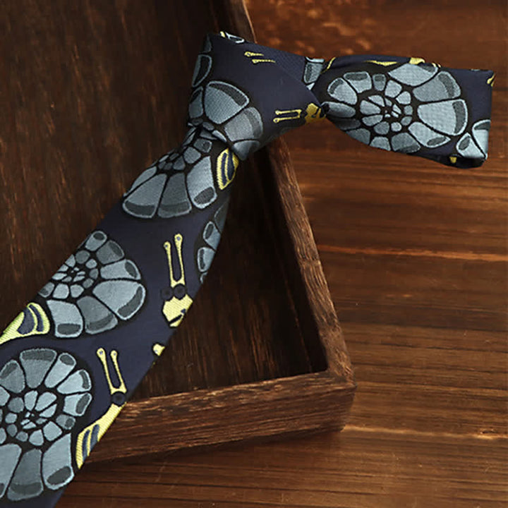 Cravatta floreale da uomo con lumaca blu navy e gialla