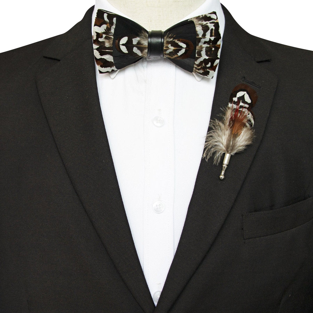 Papillon nero e marrone con piume delicate e spilla da bavero