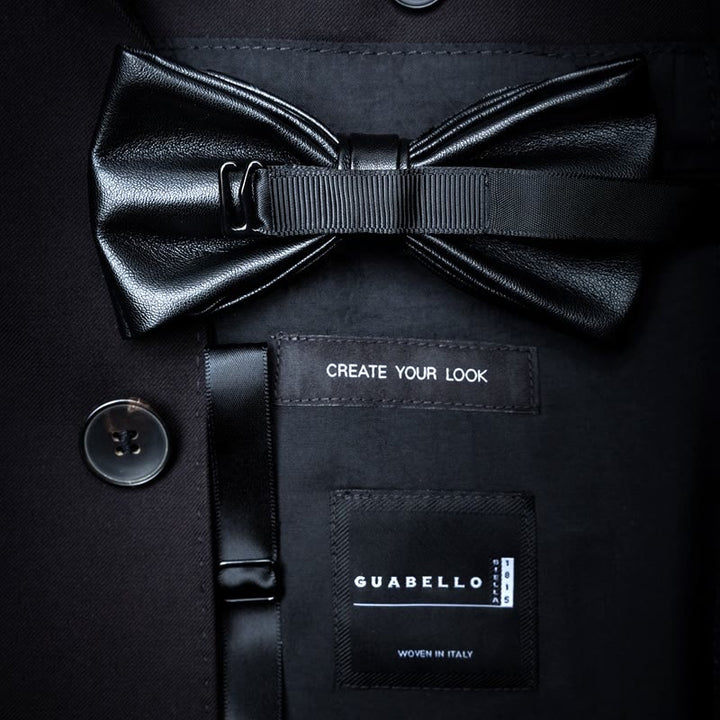 Papillon versatile in piuma nero e blu con spilla da bavero