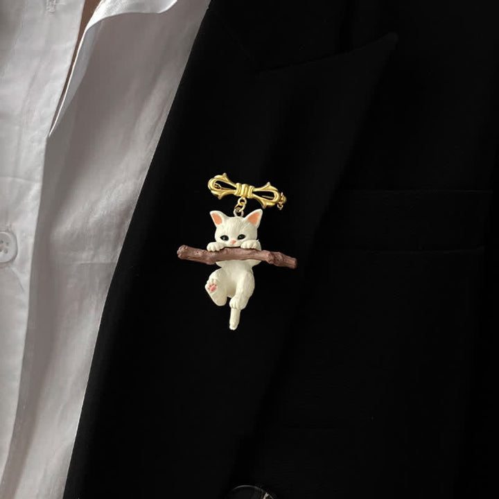 Spilla da donna con gatto e dag giocosi con ramo