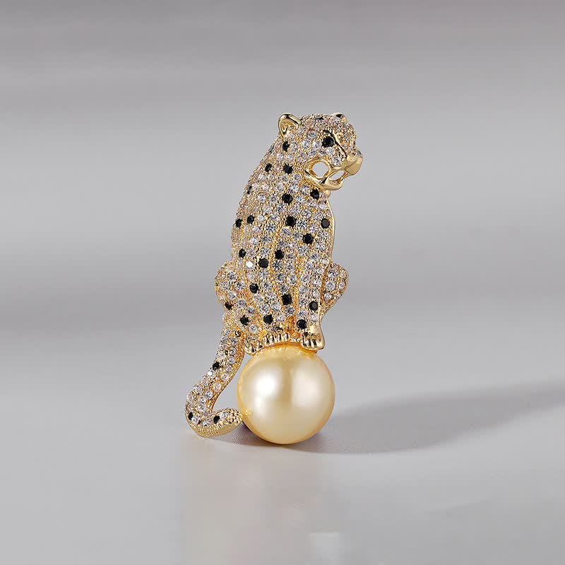 Spilla da uomo con leopardo seduto sulla perla - Oro - image 4