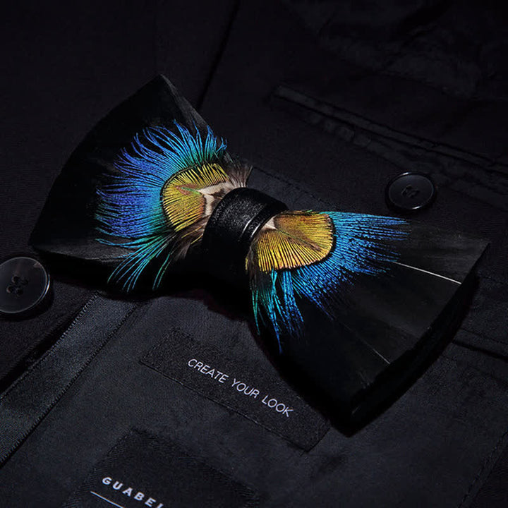 Papillon con piume di fagiano blu e nere con spilla da bavero