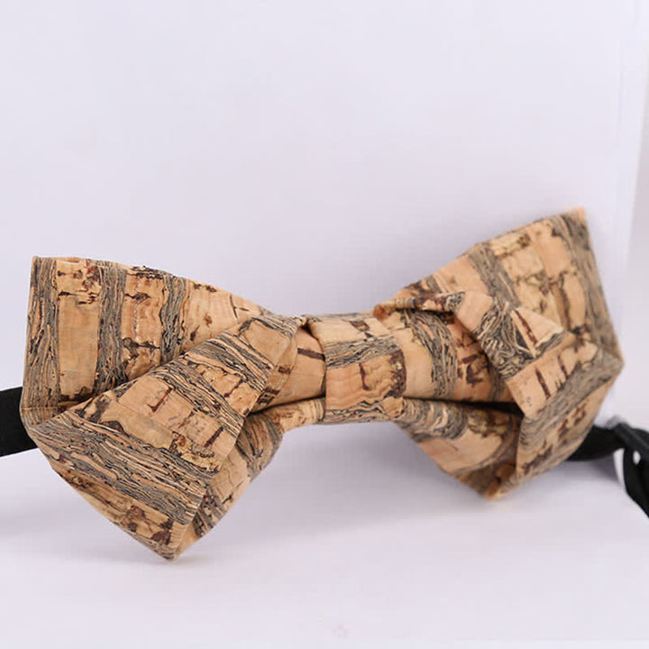 Papillon in legno con linee grafiche in sughero da uomo - image 8