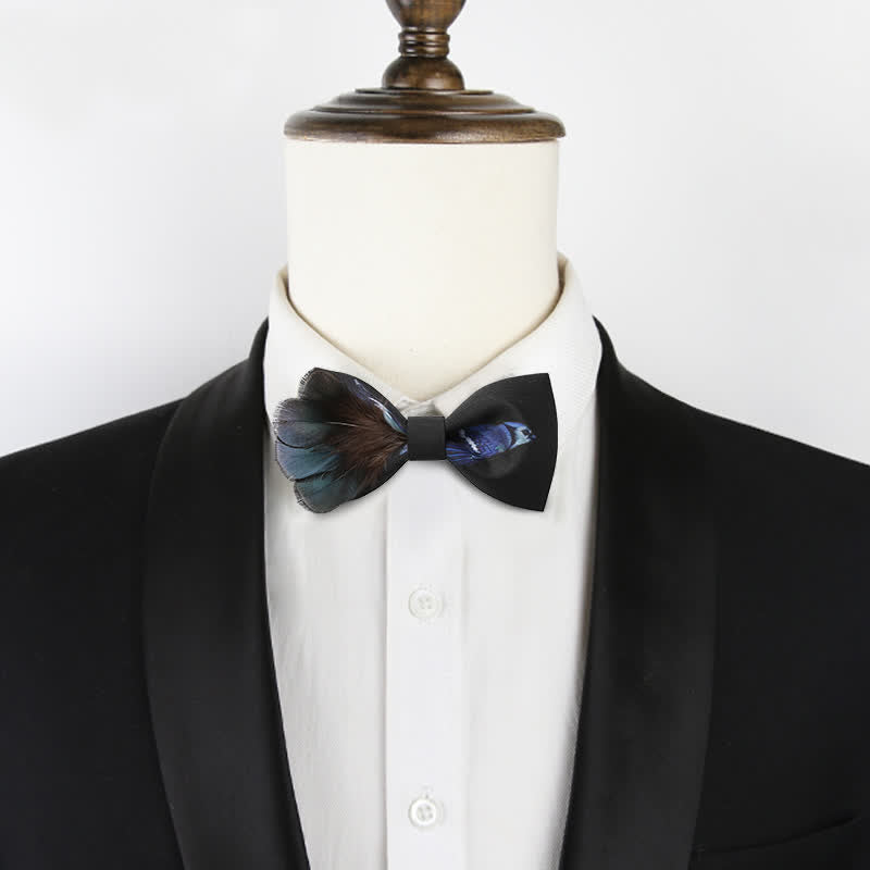 Papillon con piume di gazza blu e nero