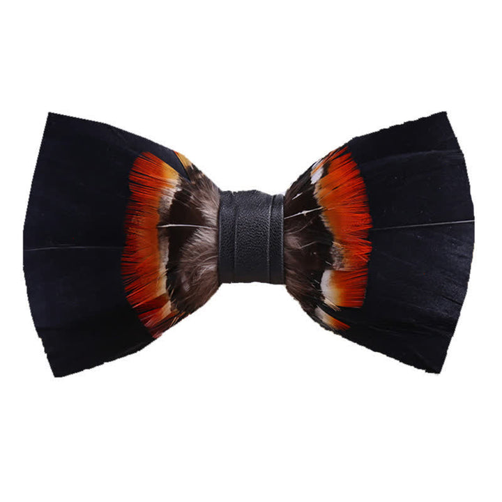 Papillon con piume nere e arancioni con spilla da bavero