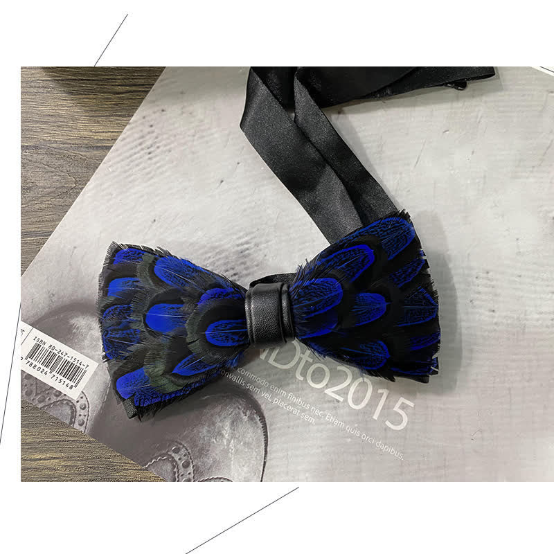 Papillon con piume di pavone blu notte e nero con spilla da bavero
