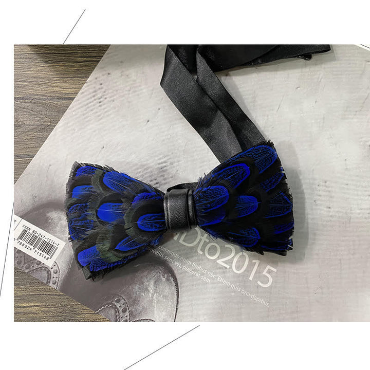 Papillon con piume di pavone blu notte e nero con spilla da bavero