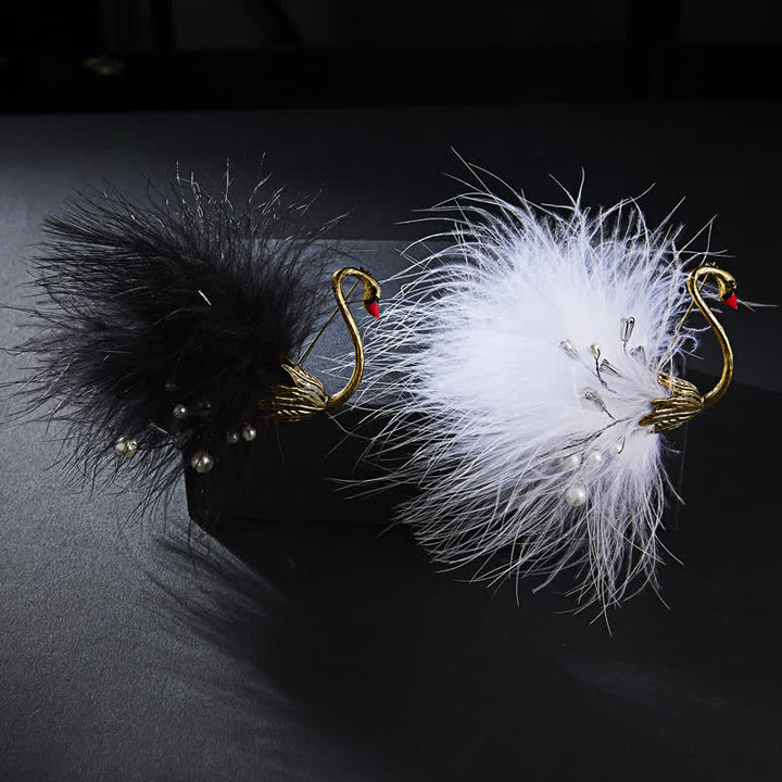 Spilla da donna con piuma di peluche a forma di cigno bianco/nero