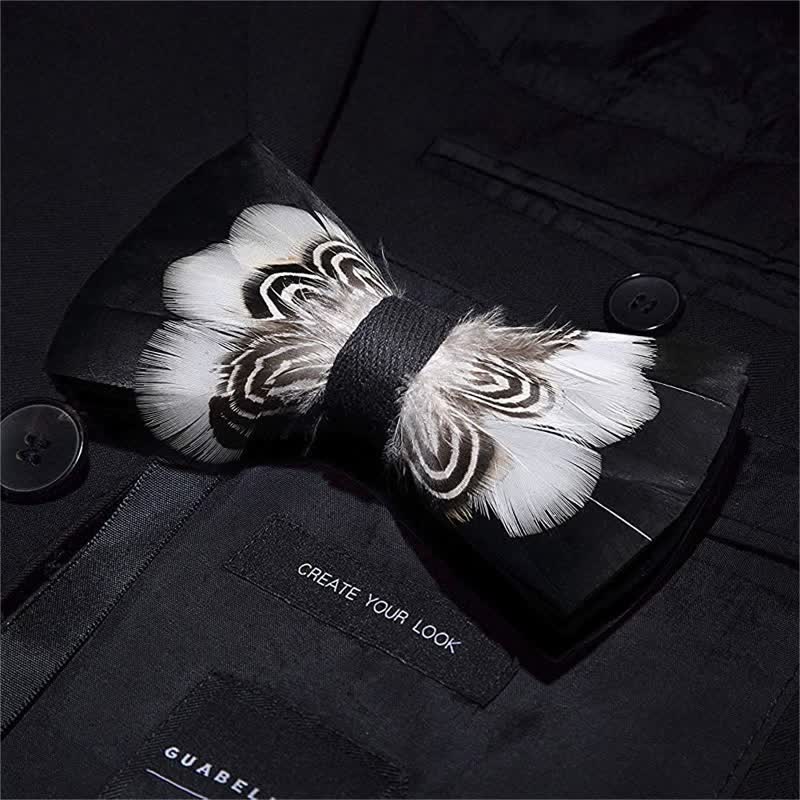 Papillon con stampa tigre in bianco e nero e spilla da bavero