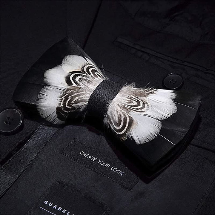 Papillon con stampa tigre in bianco e nero e spilla da bavero