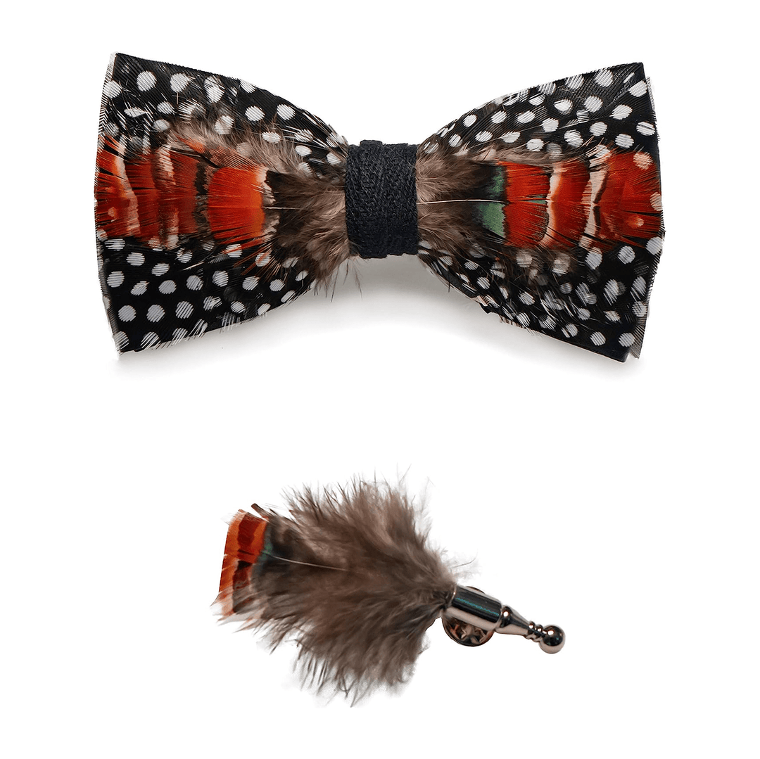 Papillon con piume arancioni e nere e bianche a pois con spilla da bavero - image 3
