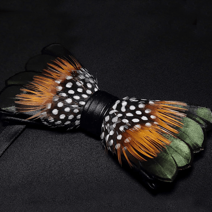 Papillon vintage con piume verde foresta e arancione con spilla da bavero