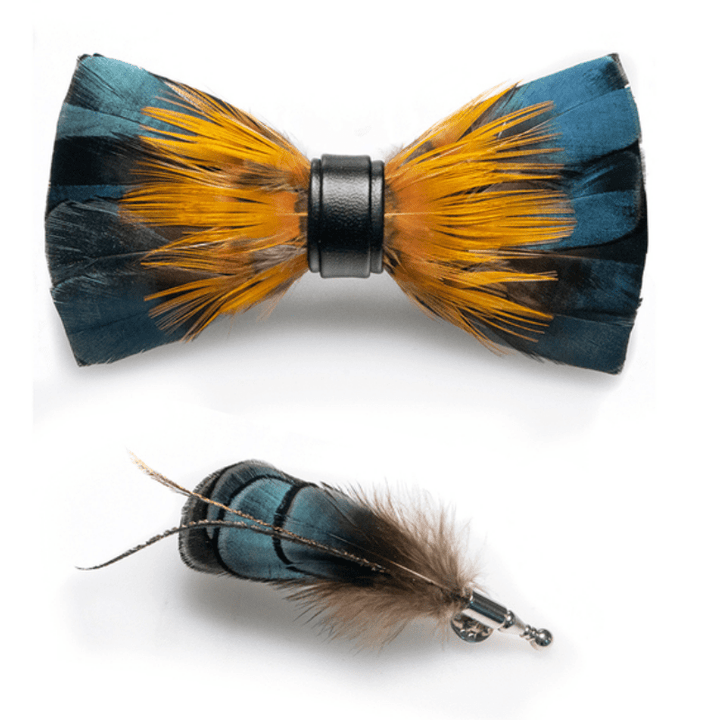 Papillon con piume di martin pescatore verde foresta e giallo con spilla da bavero