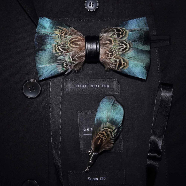 Papillon vintage con piume verde e marrone con spilla da bavero