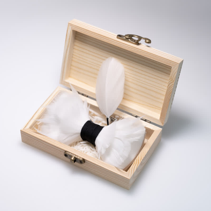 Papillon elegante con piume bianco e nero con spilla da bavero - image 2