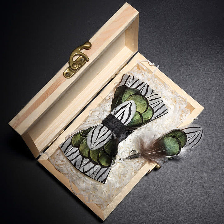 Papillon con piume di foresta verde e bianco per bambini con spilla da bavero