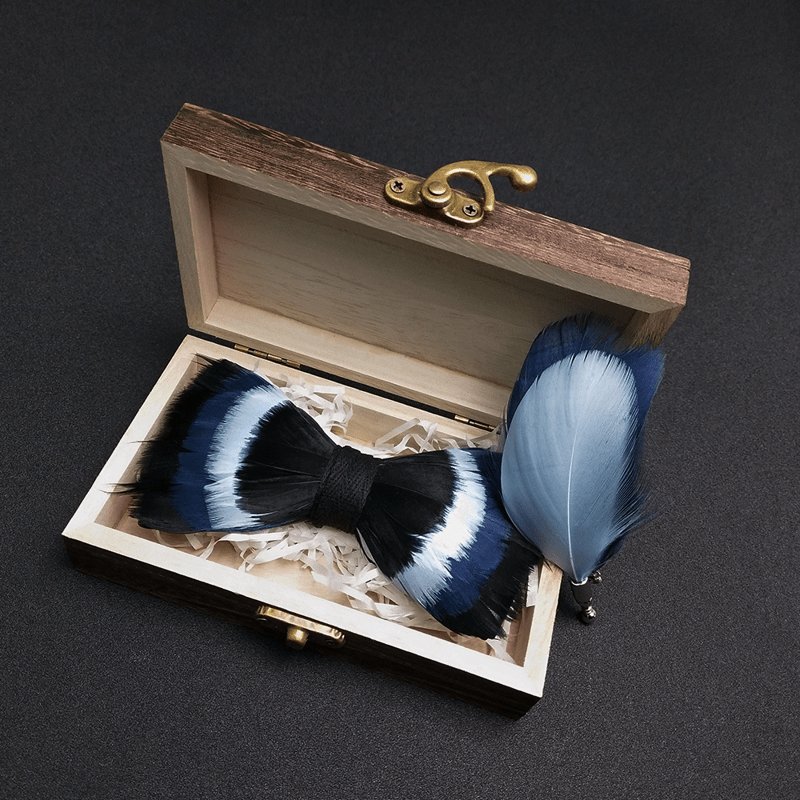 Papillon con piume nere e blu sfumate con spilla da bavero - image 0