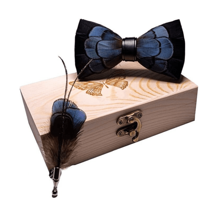 Papillon con piume squisite nere e verdi con spilla da bavero