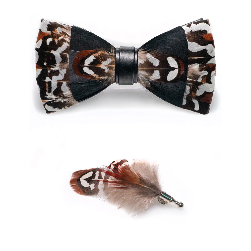 Papillon nero e marrone con piume delicate e spilla da bavero