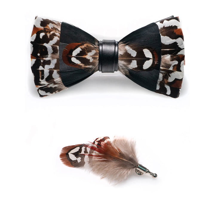 Papillon nero e marrone con piume delicate e spilla da bavero