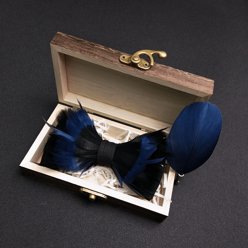Papillon con piume blu notte e nere con spilla da bavero - image 1