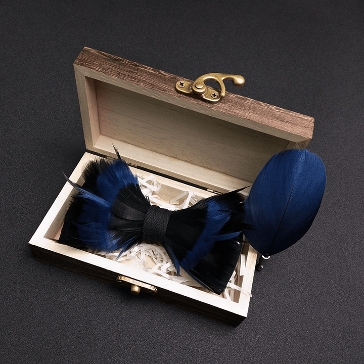 Papillon con piume blu notte e nere con spilla da bavero