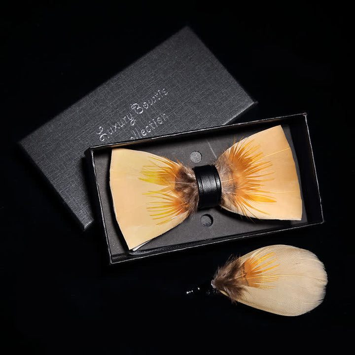 Papillon con piume tranquille giallo chiaro per bambini con spilla da bavero