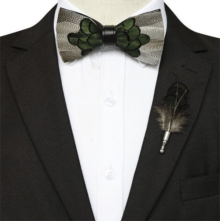 Papillon con piume grigio e verde foresta con spilla da bavero