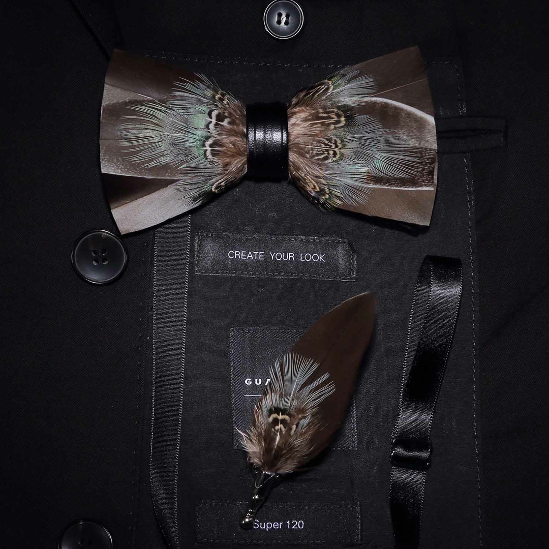 Papillon rustico marrone con piume per bambini con spilla da bavero