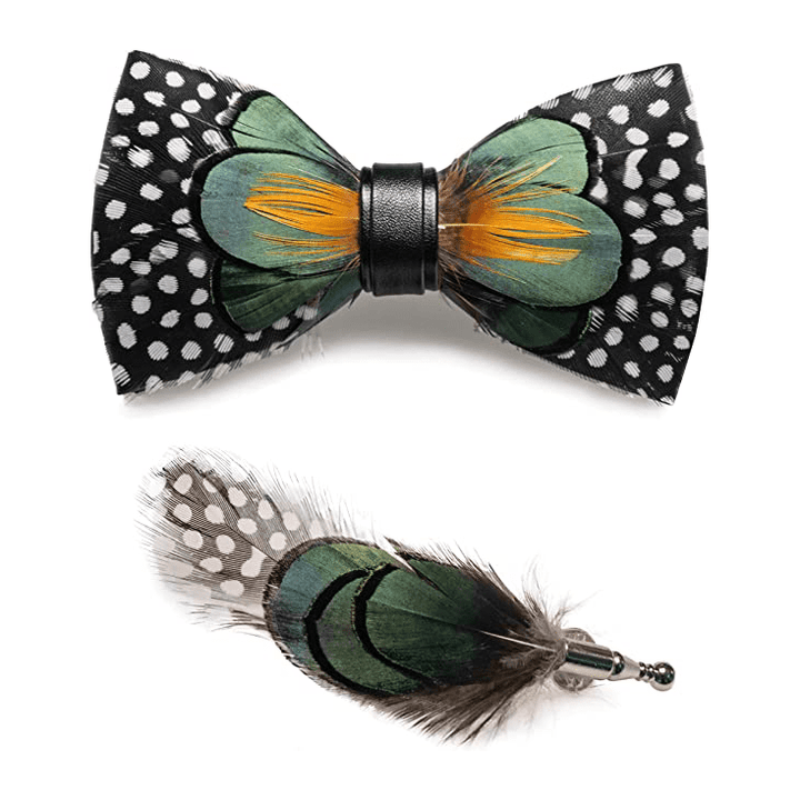 Papillon con piume a pois bianchi verde foresta e arancione con spilla da bavero