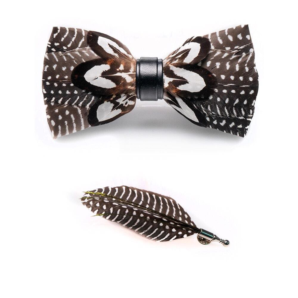 Papillon con piume a pois bianchi e marroni con spilla da bavero - image 2