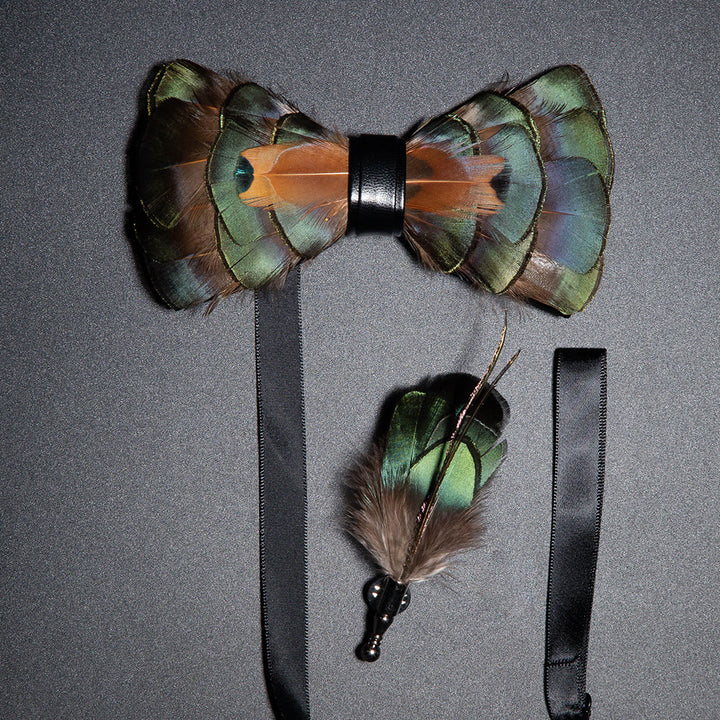 Papillon con piume verde smeraldo e oro con spilla da bavero