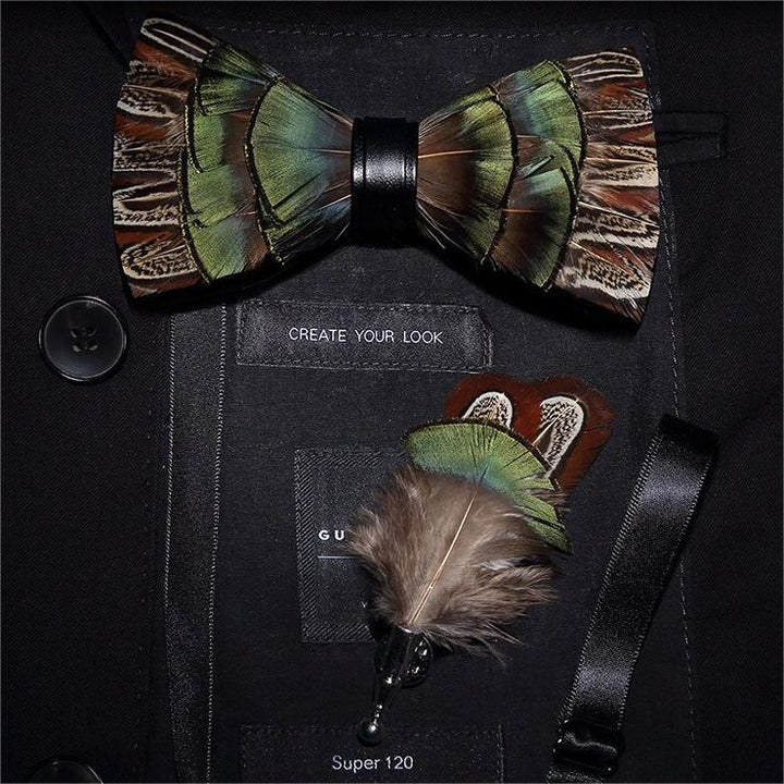Papillon retrò con piume marrone e verde foresta per bambini con spilla da bavero