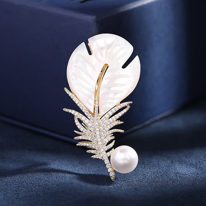 Spilla con piuma e conchiglia di perle da donna