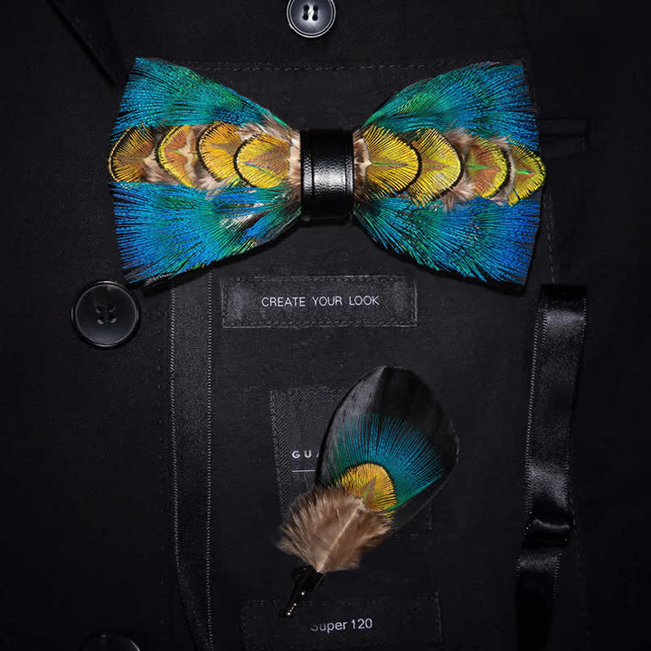 Papillon con piume blu e verde-giallo con spilla da bavero