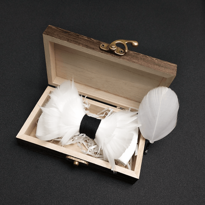 Papillon elegante con piume bianco e nero con spilla da bavero - image 1