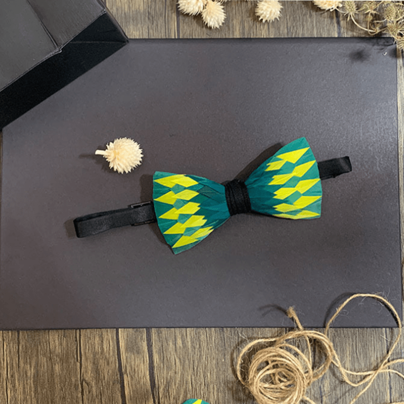 Papillon con piume elettriche verdi e gialle