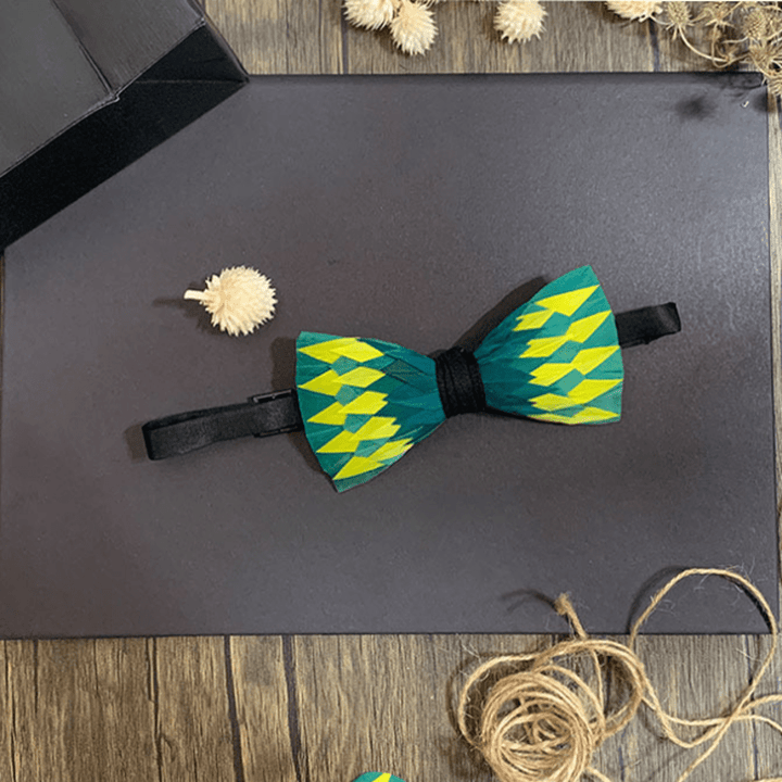 Papillon con piume elettriche verdi e gialle