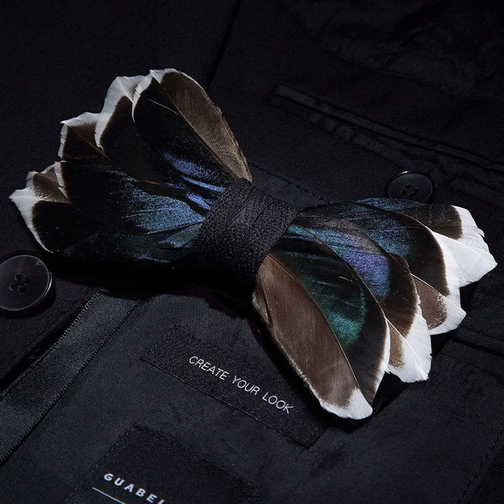 Papillon con piume grazioso blu scuro e marrone con spilla da bavero - image 1