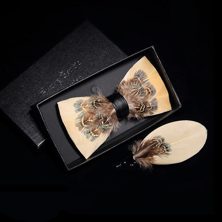Papillon con piume di fagiano giallo pallido e spilla da bavero