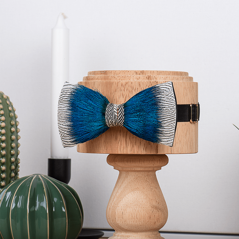 Papillon con piume blu pavone e oceano