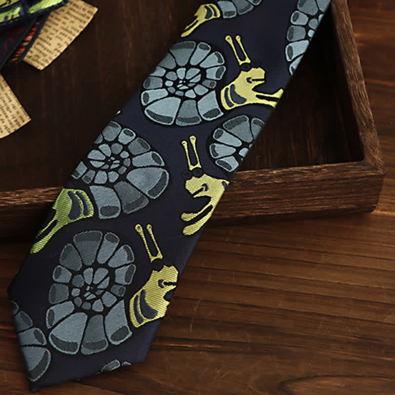 Cravatta floreale da uomo con lumaca blu navy e gialla