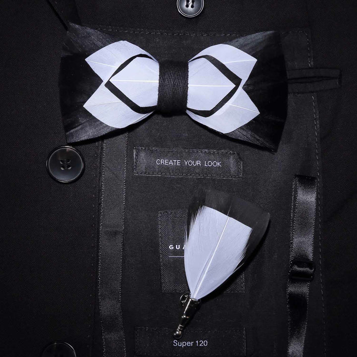 Papillon con piume sobrie bianche e nere con spilla da bavero