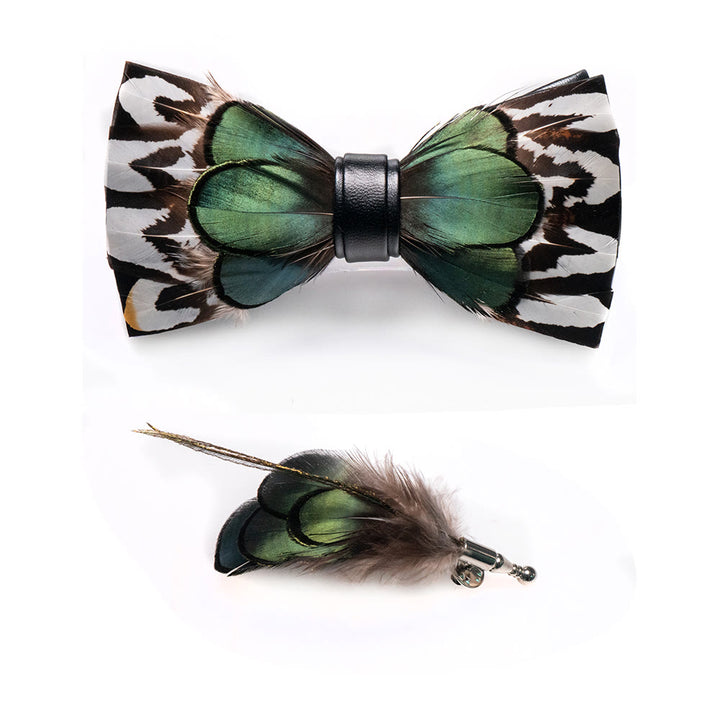 Papillon con piume verde foresta e bianco con spilla da bavero