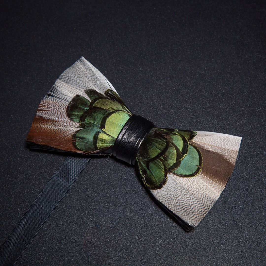 Papillon con piume grigio e verde foresta con spilla da bavero