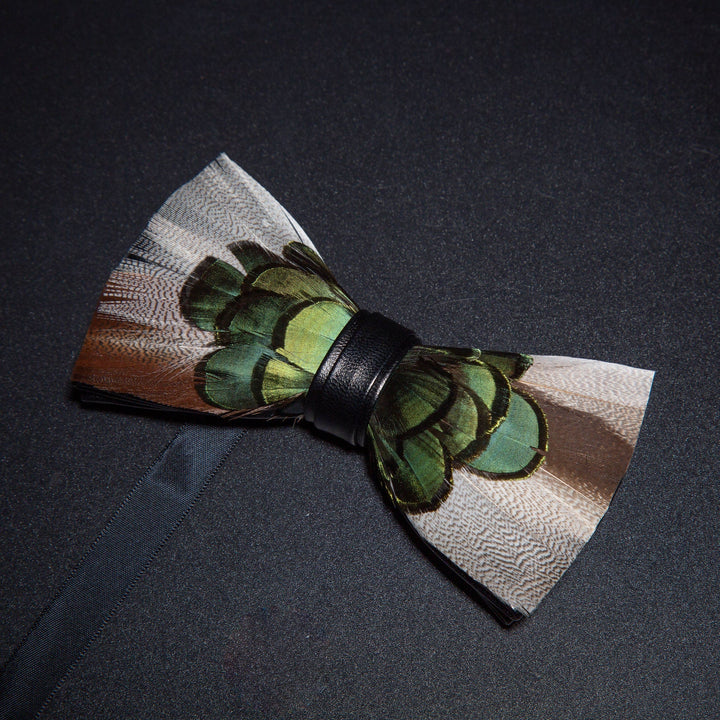 Papillon con piume grigio e verde foresta con spilla da bavero