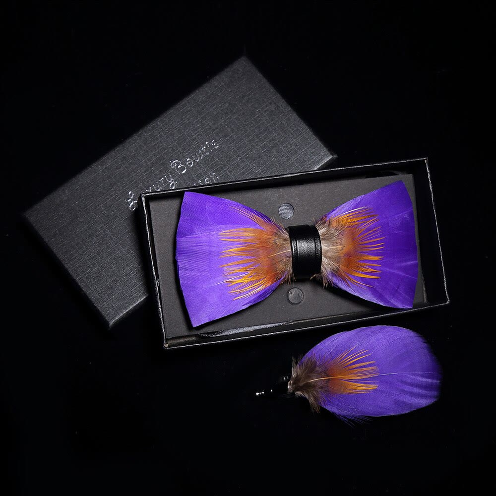 Papillon con piume viola e arancione decorato per bambini con spilla da bavero - image 1