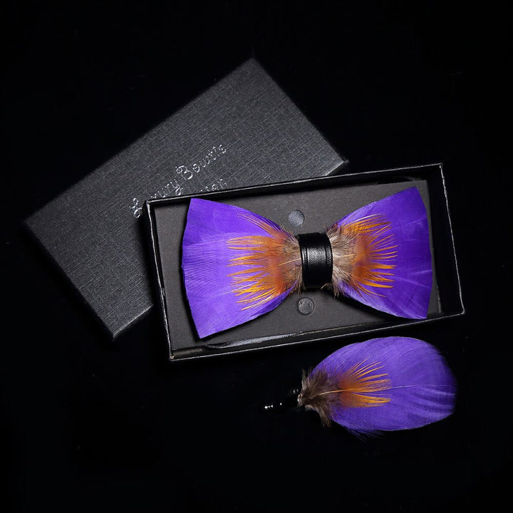 Papillon con piume viola e arancione decorato per bambini con spilla da bavero - image 1