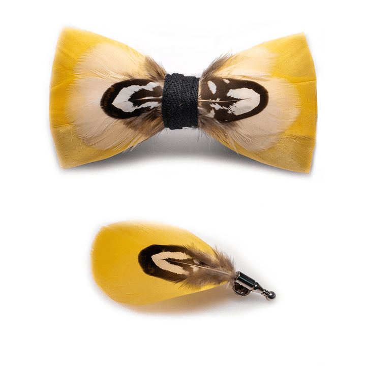 Papillon con piume di pappagallo giallo per bambini con spilla da bavero